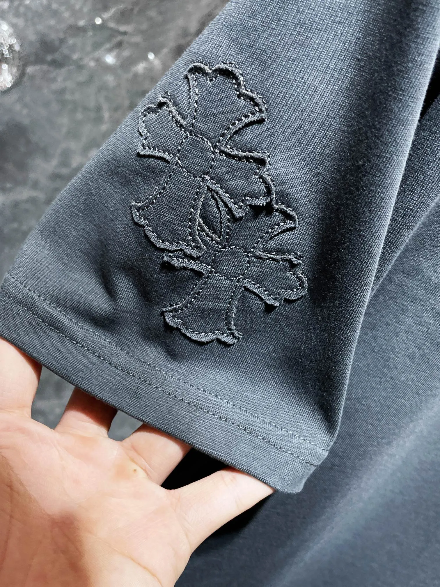 P170 New in summer. Chrome Hearts 25ss High-weight, environmentally friendly and high-quality top-quality fabric 260g~285g Chrome Horseshoe Sanskrit patch short-sleeves Heavy-duty pure hand-cut patch embroidery technology Counter synchronization 1:1 replica version Recommended color: black Gray Size: S, M, L, XL